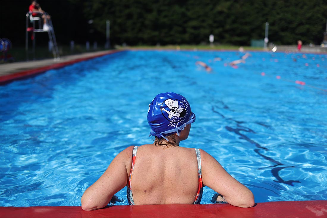 Жители Лондона спасаются от жары в общественных открытых бассейнах города