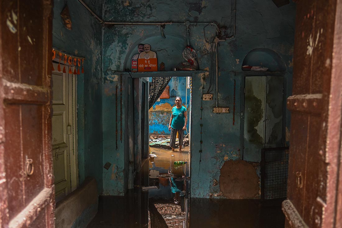 Дома были затоплены из-за сильных ливней в Нью-Дели