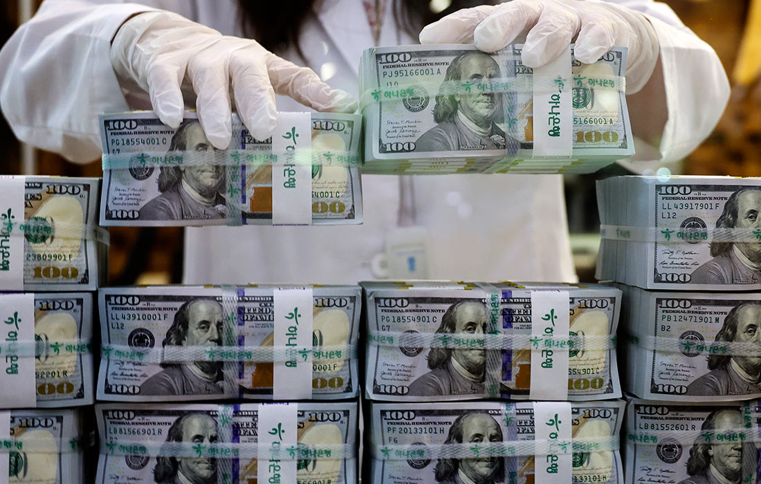 Валютные резервы Южной Кореи в июне 2024 составили $ 412,21 млрд. На фото: сортировка 100-долларовых банкнот США в штаб-квартире Hana Bank в Сеуле.