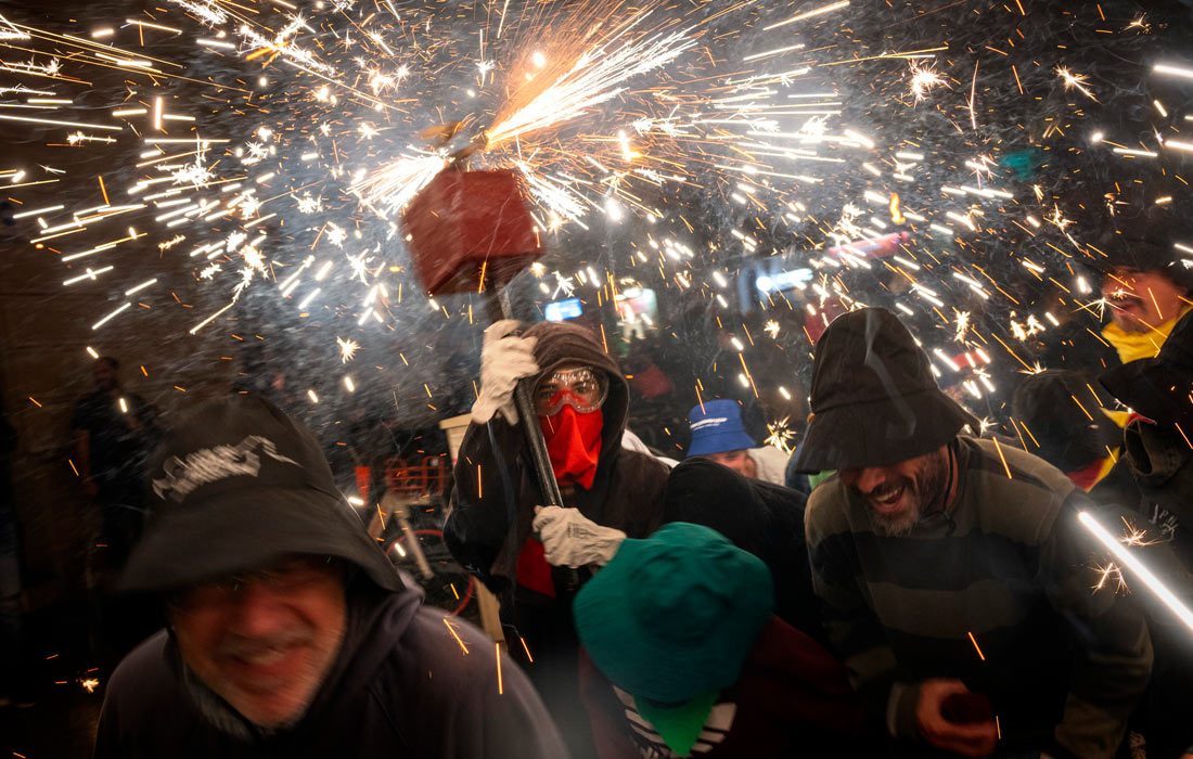 Традиционное каталонское шествие с фейерверками Correfoc в Барселоне