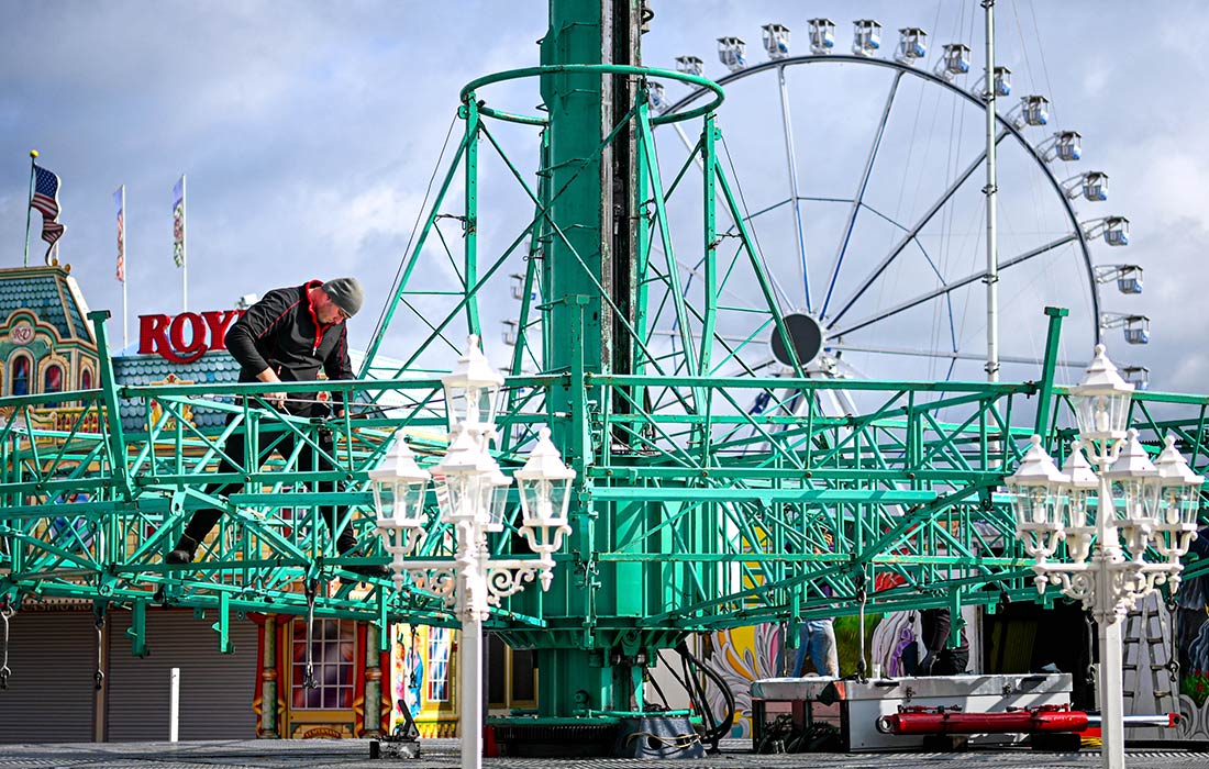 Подготовка к фестивалю Kramermarkt в Ольденбурге, Германия