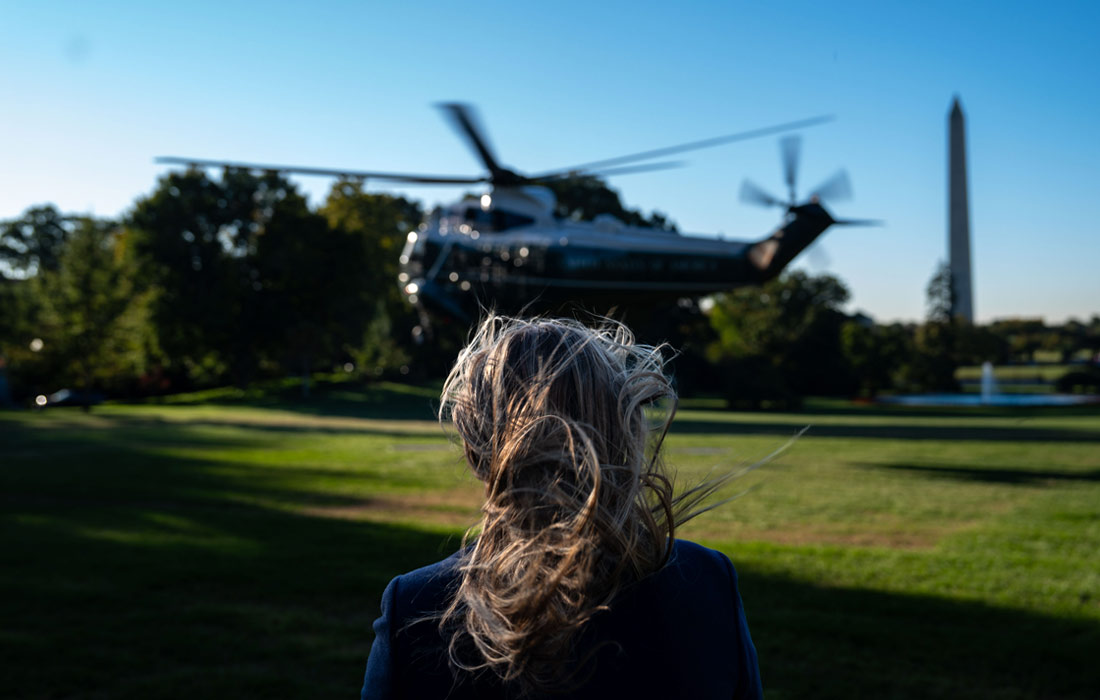 Вертолет с президентом США Джо Байденом на борту покидает лужайку Белого дома