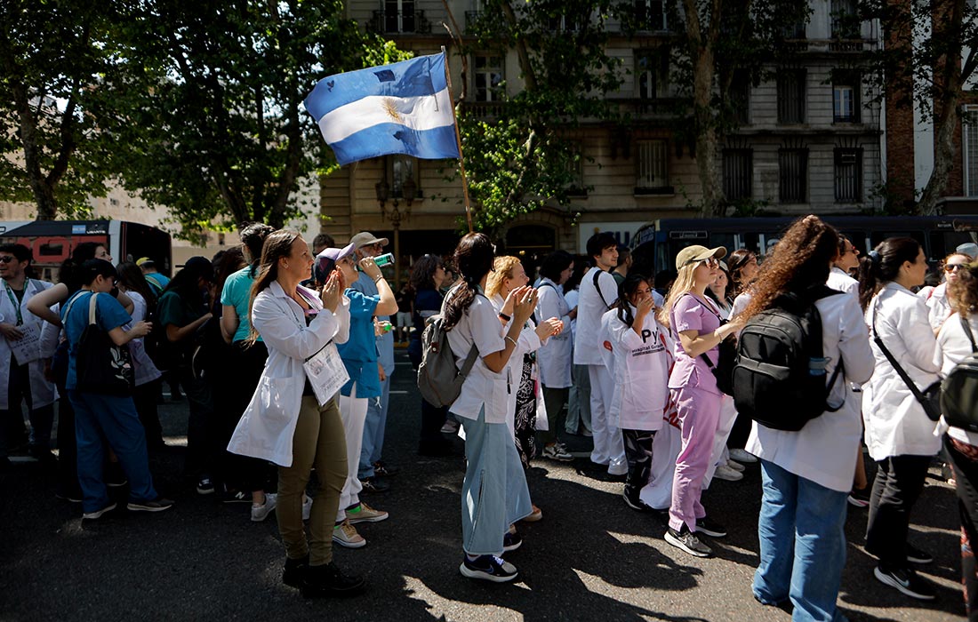 Врачи и учителя в Буэнос-Айресе на протесте против недостаточного финансирования работы государственных больниц и университетов, низких зарплат и увольнений в секторе здравоохранения