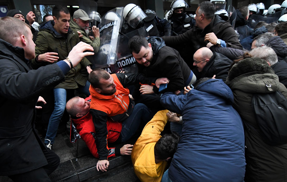 Акция протеста в сербском Нови-Саде, где из-за обрушения бетонного козырька на здании вокзала погибли 15 человек