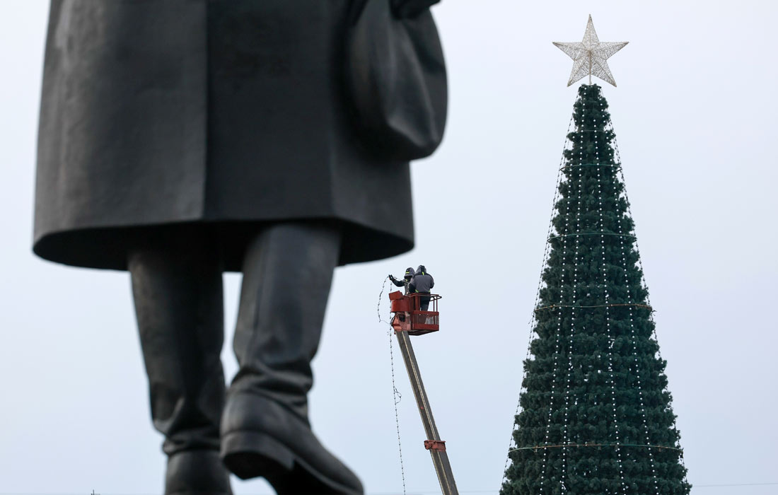 Установка новогодней ели на площади Куйбышева в Самаре