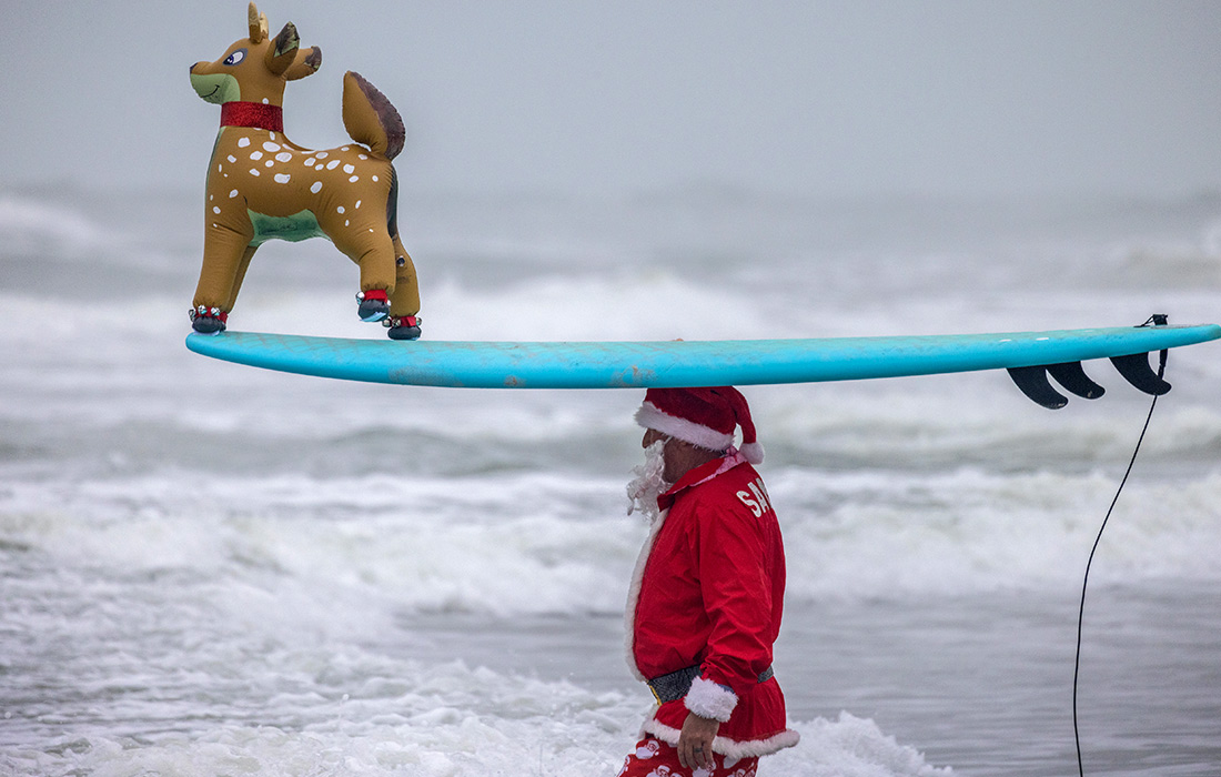 Ежегодное мероприятие Surfing Santas в Cocoa Beach, Флорида