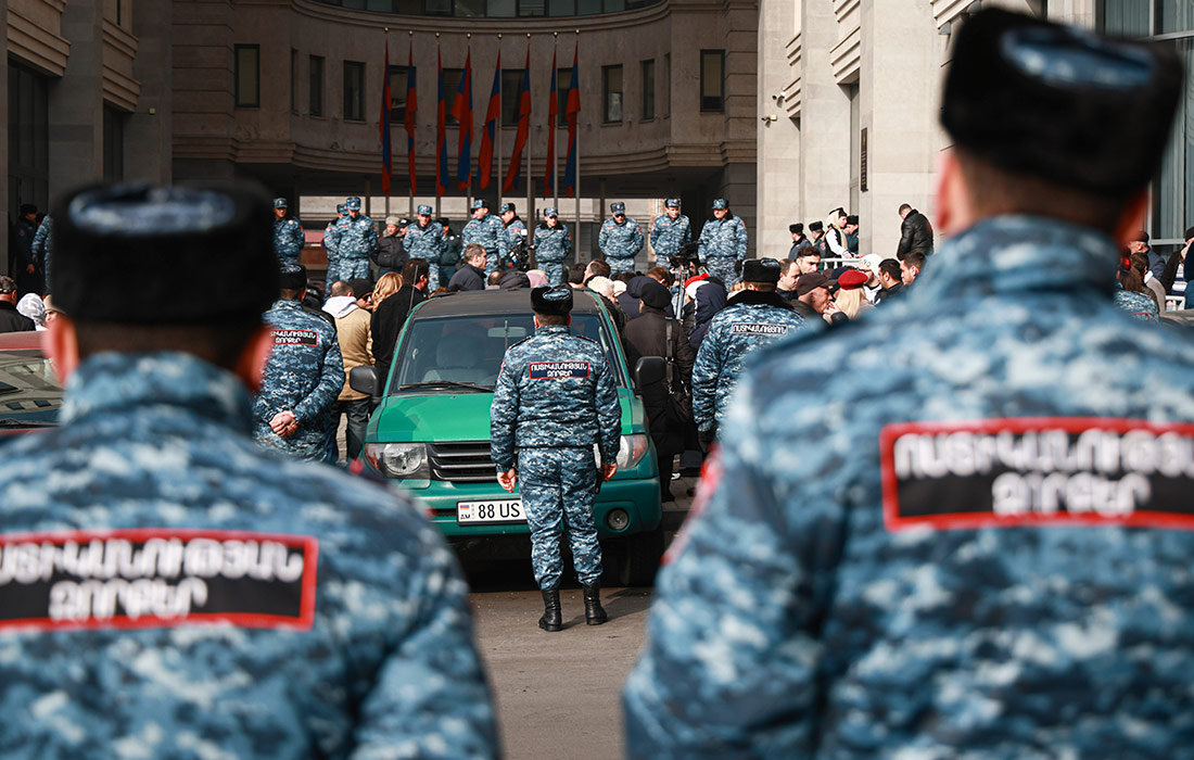 Усиление мер безопасности у здания Министерства иностранных дел Армении во время акции протеста в Ереване