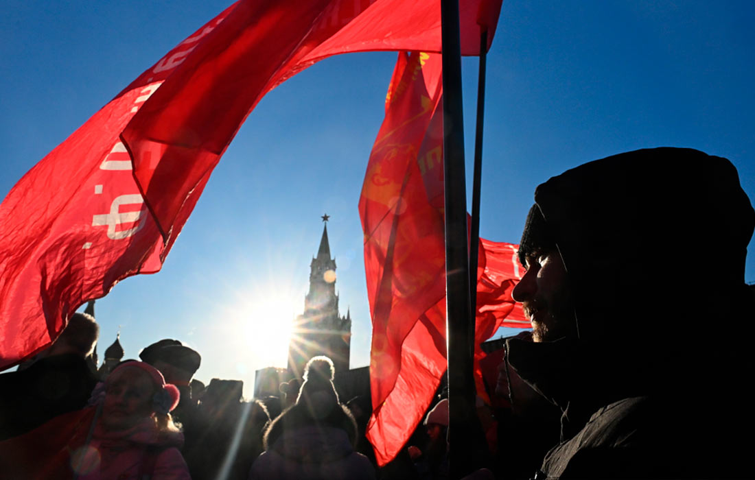 В Москве сторонники КПРФ возложили цветы к Мавзолею в память о Владимире Ленине