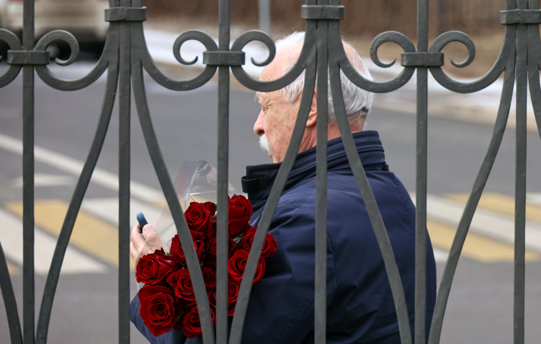 В Москве простились с актером Олегом Стриженовым. На фото: Леонид Якубович у Храма Святителя Николая.