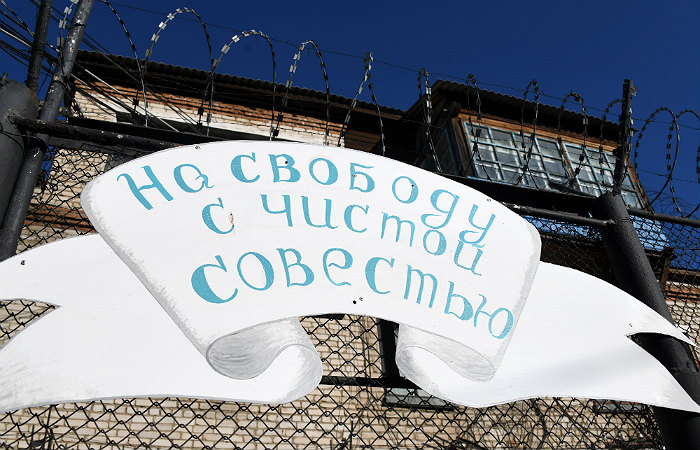 Скандалы в колониях