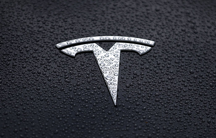 Tesla     Roadster  2025 
