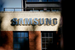 Samsung     23%,   -  15%