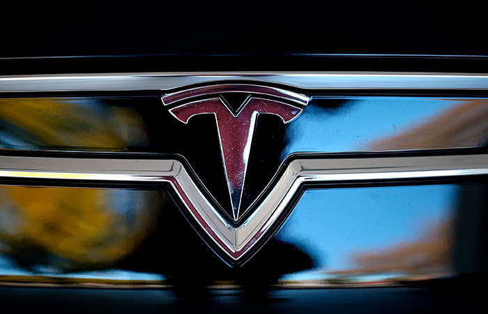Tesla летом представит беспилотное такси