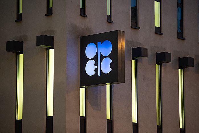 ОПЕК+ обещает сократить добычу нефти сверх ожиданий рынка. Обзор