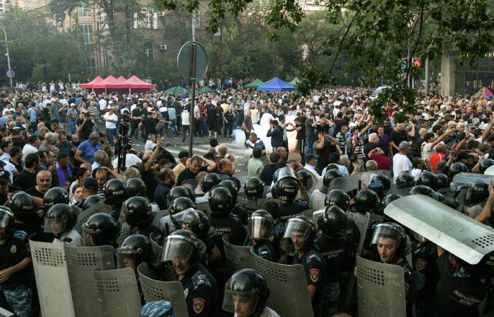 80 человек пострадали в Ереване во время столкновений возле здания парламента