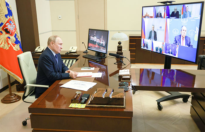 Путин высказался за начало производства ракет средней и меньшей дальности