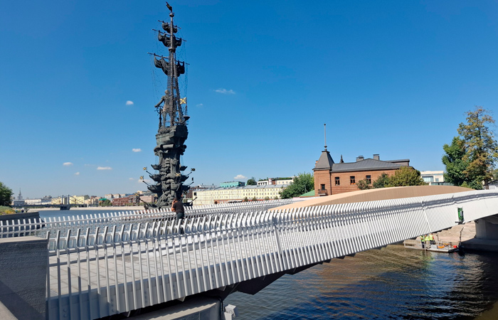 В Москве открыли пешеходный мост между стрелкой Балчуга и Крымской набережной