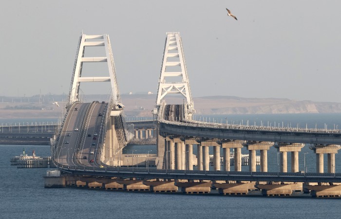В очередях к Крымскому мосту скопилось более 500 машин