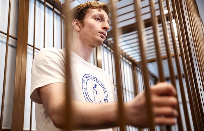 Суд в Москве арестовал Тимура Бажаева по делу о нападении на полицейского