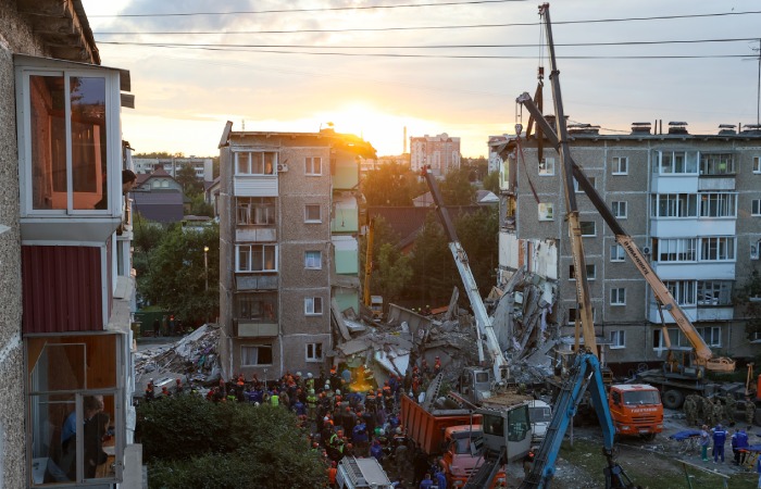 В Нижнем Тагиле из-под завалов обрушившейся пятиэтажки спасены 15 человек