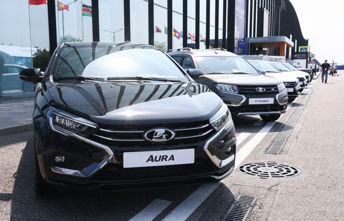 Путин дал старт серийному производству бизнес-седана Lada Aura в Тольятти0