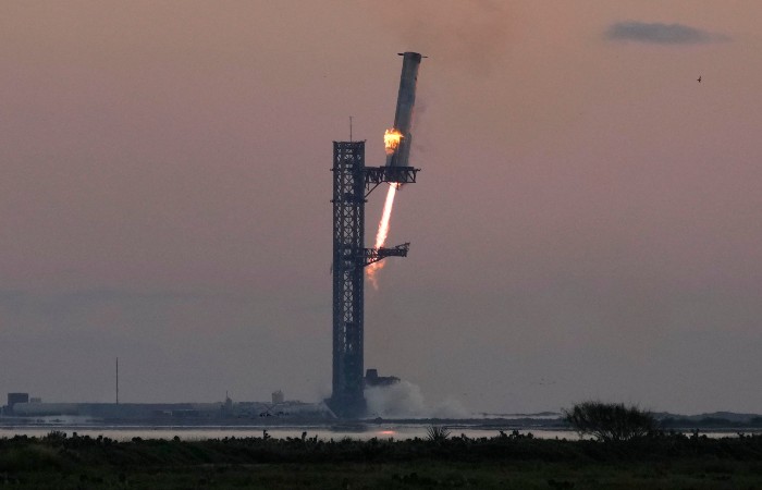 SpaceX впервые смогла посадить носитель Super Heavy на стартовую площадку0